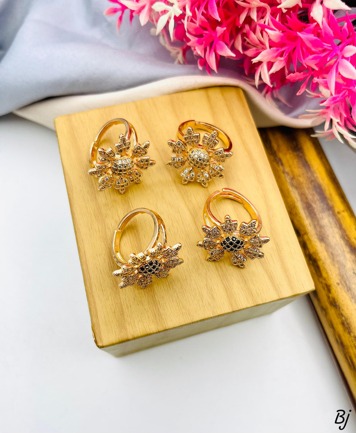 Fancy &amp; Beautiful Gold-Plated Flower Zircon Ring