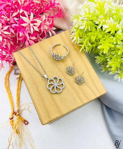 Fancy &amp; Beautiful Flower Design Zircon Work Gold-Plated Locket Set