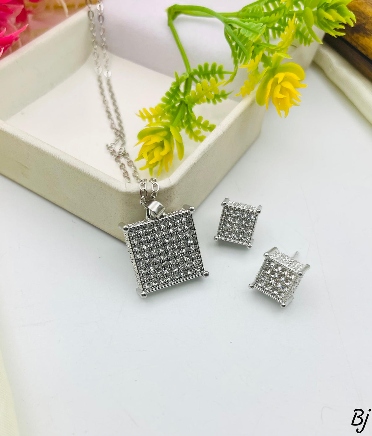 Beautiful Gold-Plated Zircon Locket Set