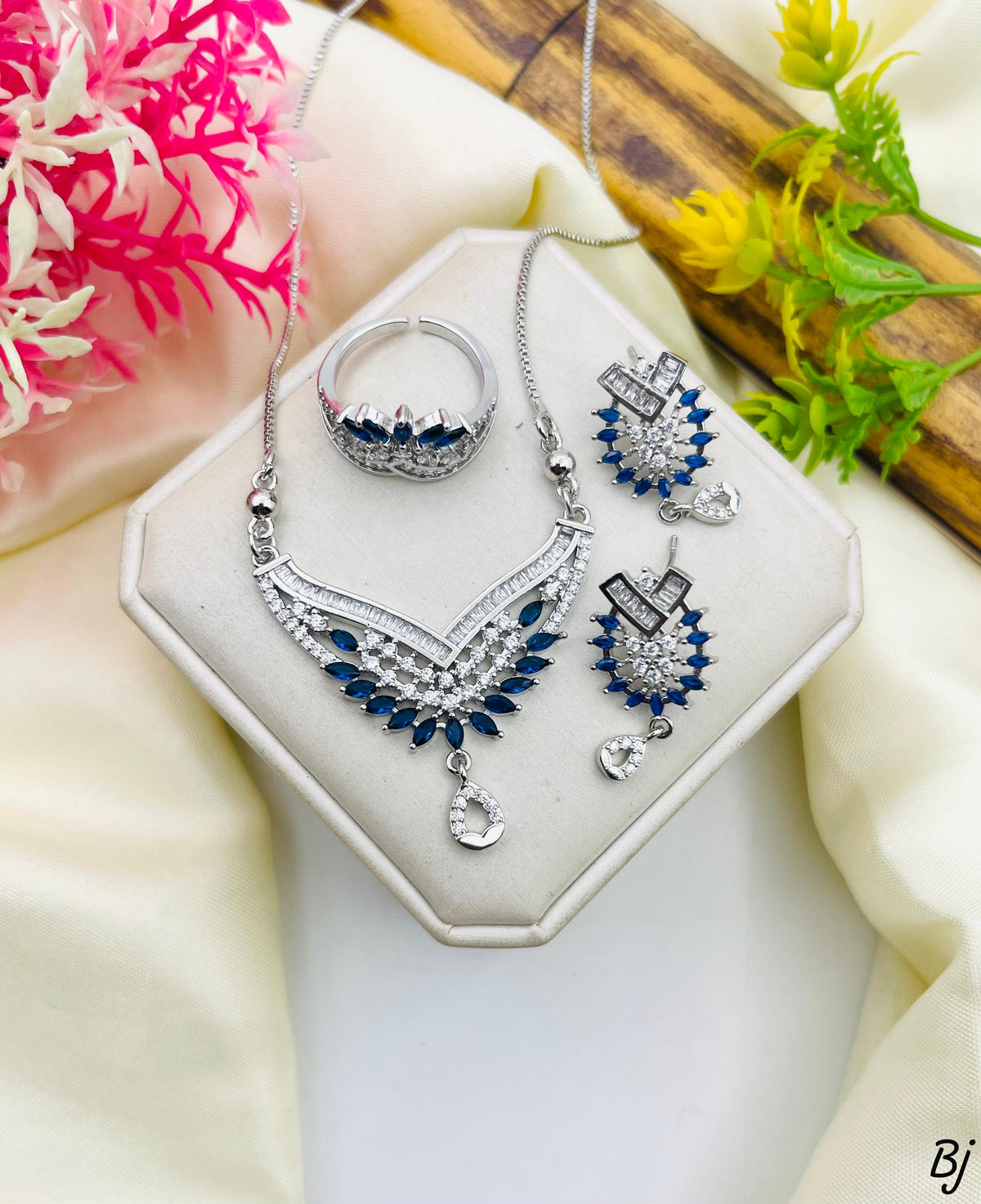 Fancy &amp; Beautiful Gold-Plated Zircon Locket Set