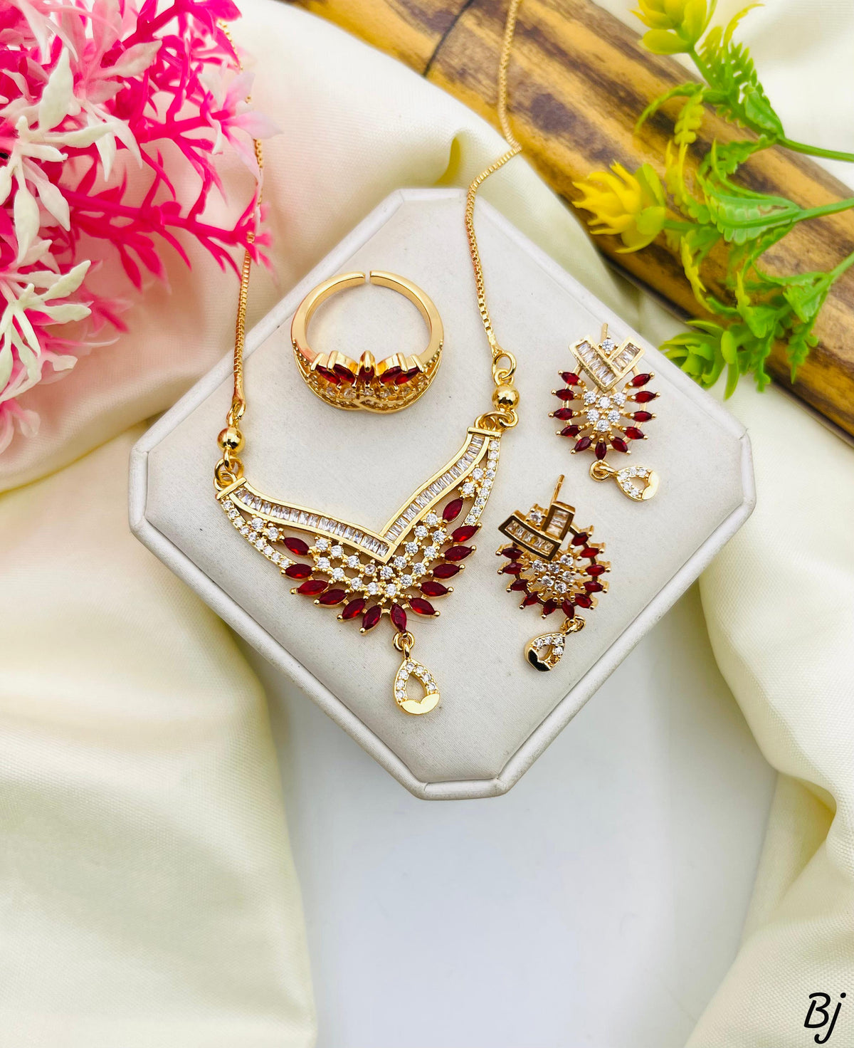 Fancy &amp; Beautiful Gold-Plated Zircon Locket Set