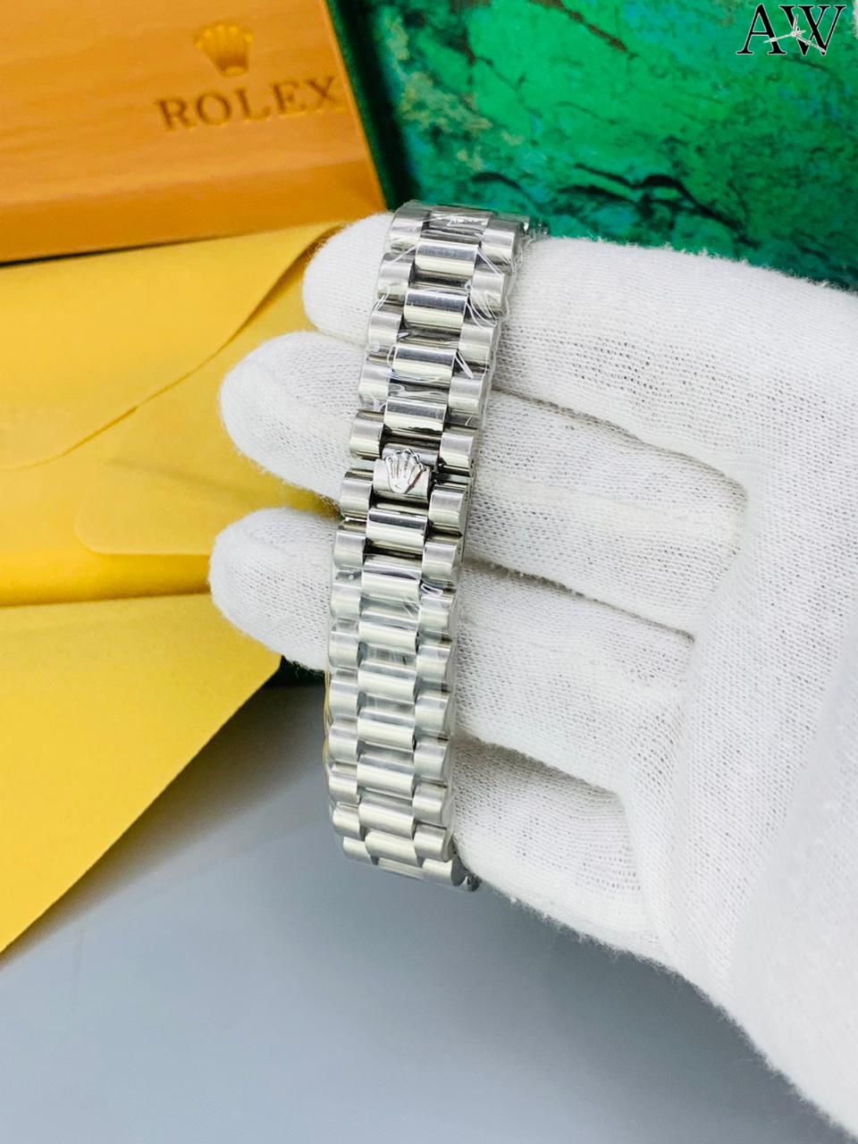 Rolex with date, signature crown and secure Master-lock clasp. ⌚✨