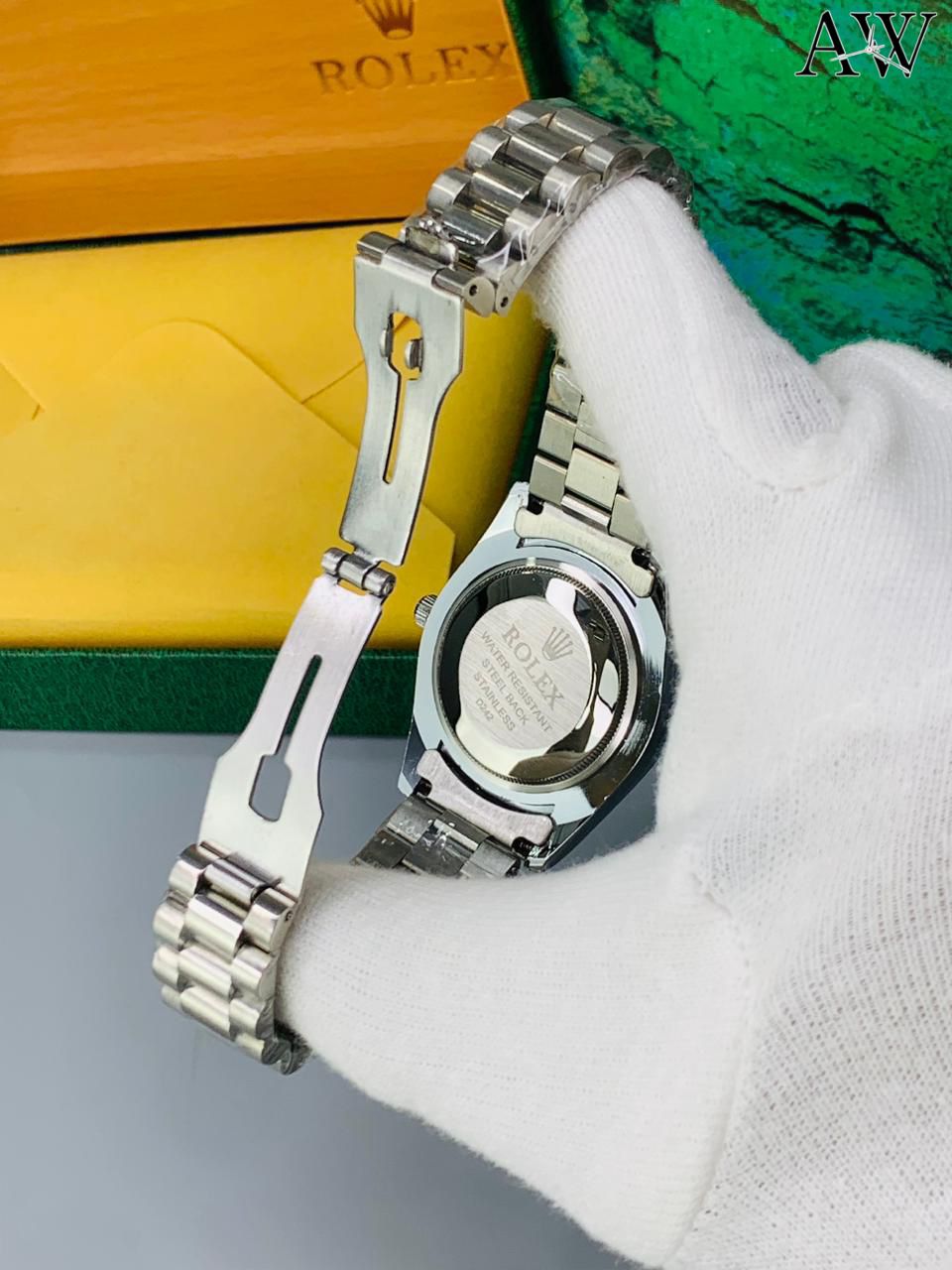 Rolex with date, signature crown and secure Master-lock clasp. ⌚✨